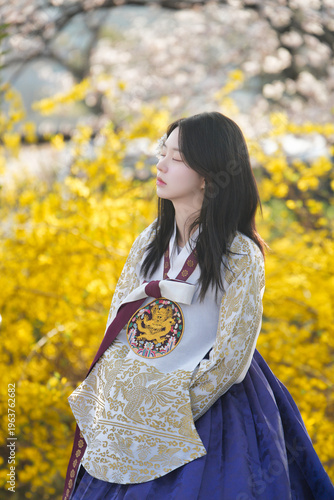 벚꽃 사이에서 한복을 입은 여성의 봄 감성 초상