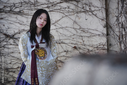 벚꽃 사이에서 한복을 입은 여성의 봄 감성 초상