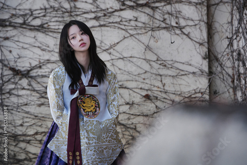 벚꽃 사이에서 한복을 입은 여성의 봄 감성 초상