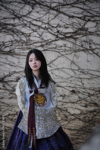 벚꽃 사이에서 한복을 입은 여성의 봄 감성 초상