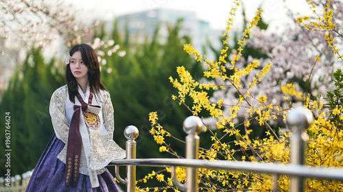 한복 입은 여성의 봄날 감성 야외 초상