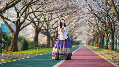 한복 입은 여성의 봄날 감성 야외 초상