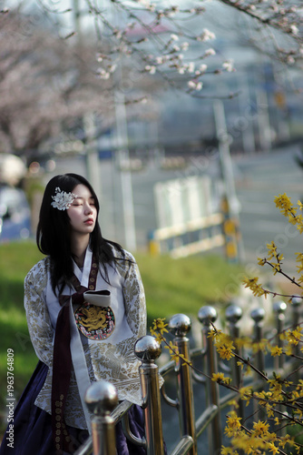 한복 입은 여성의 봄날 감성 야외 초상
