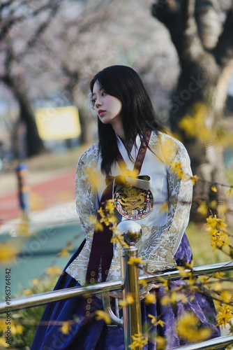 한복 입은 여성의 봄날 감성 야외 초상