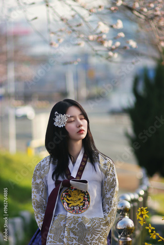 한복 입은 여성의 봄날 감성 야외 초상