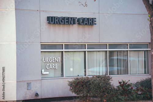 Εκτύπωση καμβά Modern urgent care clinic building exterior with clear signage and windows