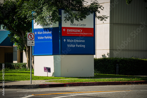 Fotografie Medical center signs directing to emergency and main entrance visitor parking