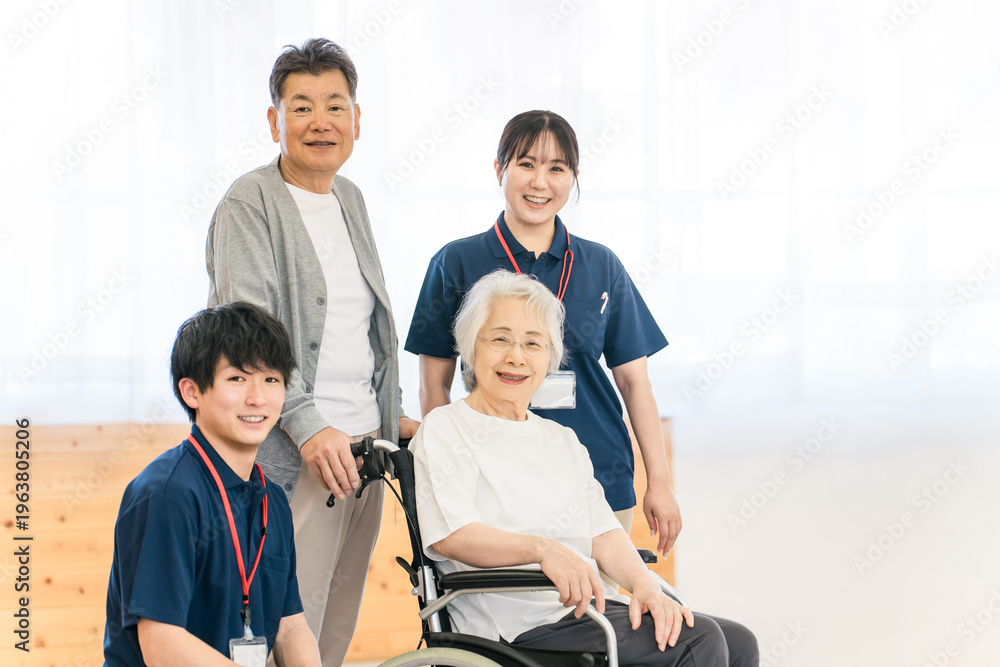 Fototapeta premium Senior women and couples in wheelchairs, and male and female occupational therapists and physical therapists.