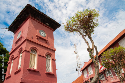 Tableau sur toile The Red Sentinel: A Monumental Low-Angle View of the Tan Beng Swee Clock Tower i
