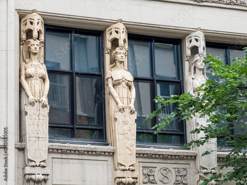Valokuva Stone allegorical figures integrated into Beaux-Arts commercial frontage, Southa