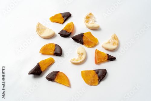爽やかな柑橘のドライフルーツチョコがけ