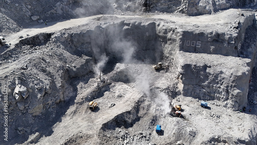 Valokuva Aerial view of dam foundation drilling and blasting operations with machinery