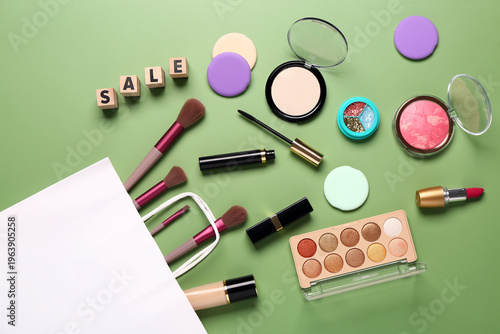 Shopping bag with makeup co...
