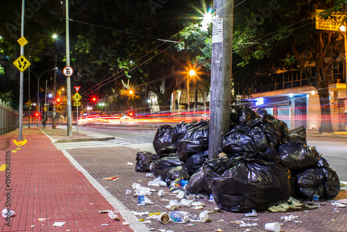 Obraz na plátně Garbage accumulation on sidewalk at Praça da República in São Paulo highlighting