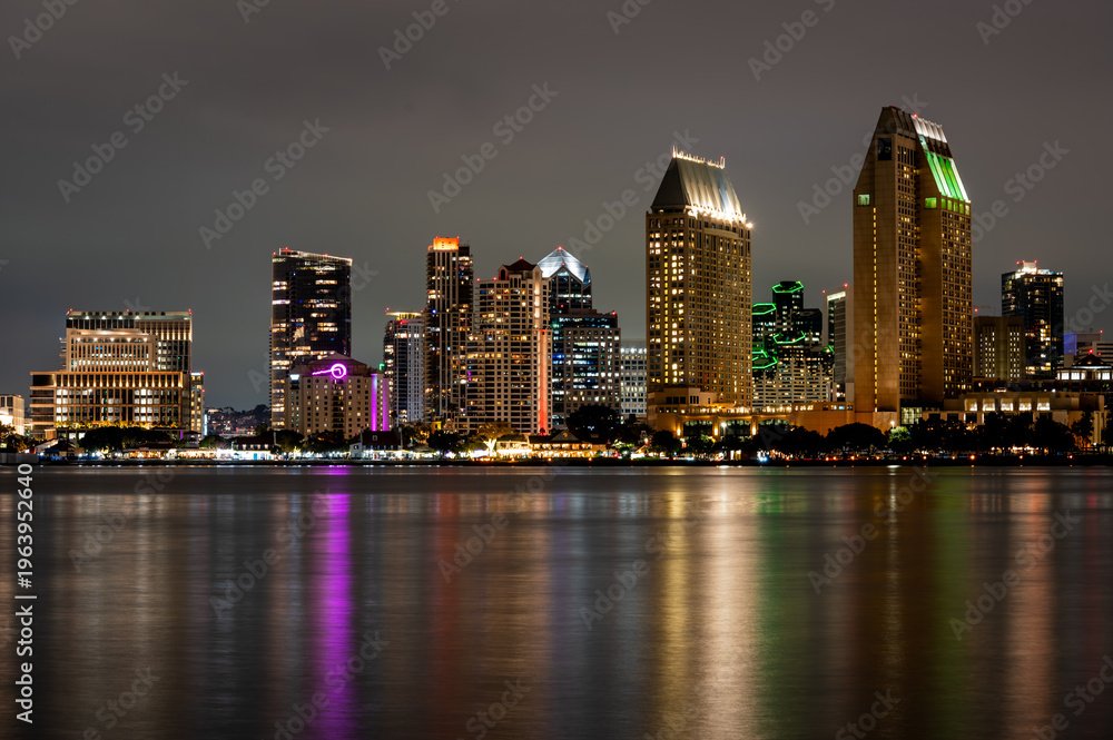 Obraz premium Night Skyline Reflections on Waterfront