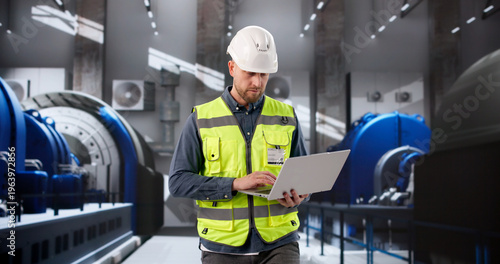 Foto Engineer Oversees Gas Turbine Operations