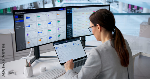 Foto Female Business Analyst Boosting Productivity