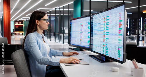 Foto Woman Attentively Examining Medical Billing Codes