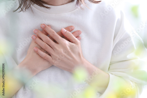 胸に手を当てる女性　不安