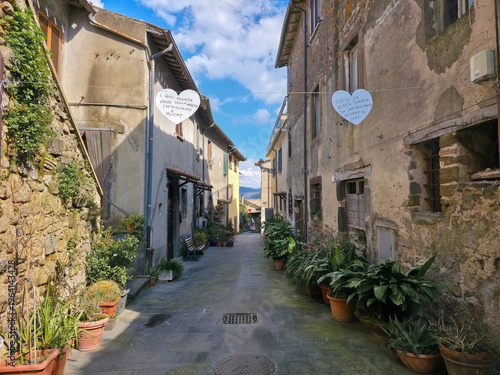 Cuadro en lienzo Picturesque narrow alley in Marta village, Bolsena Lake, decorated with hearts a