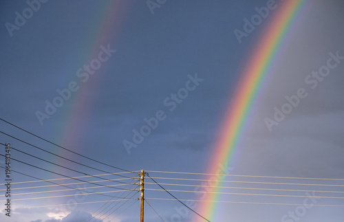 Stromleitung mit doppeltem Regenbogen. Peloponnes, Griechenland 26016.jpg