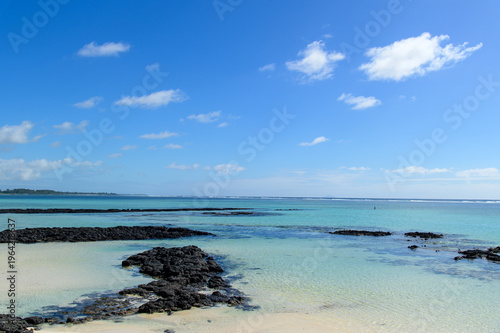 モーリシャスのとても美しいビーチ風景A view of a very beautiful white sand beach in Mauritia