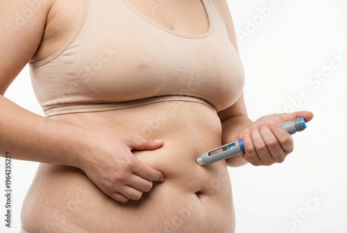 Close-up de mulher com sobrepeso aplicando injeção subcutânea no abdômen. Tratamento de obesidade, controle de peso e diabetes com caneta injetora de GLP-1