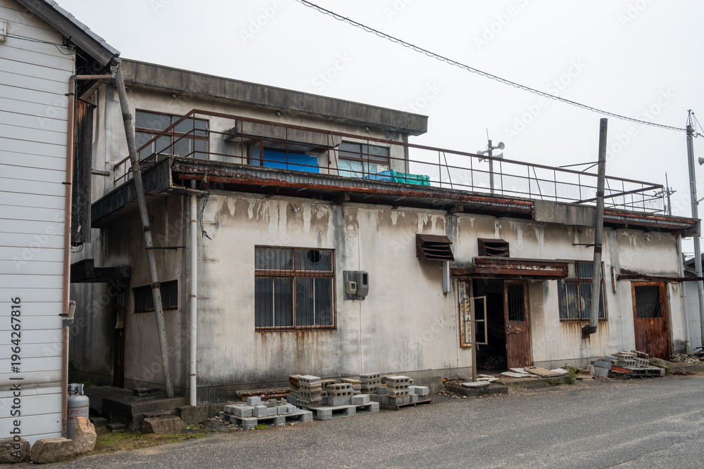 Fototapeta premium 日本の岡山県倉敷市児島の古くてとても美しい建物