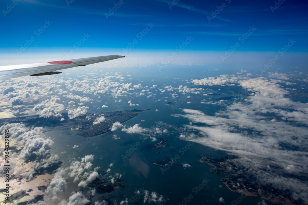 Fototapeta premium 飛行機の窓から外の景色を眺める
