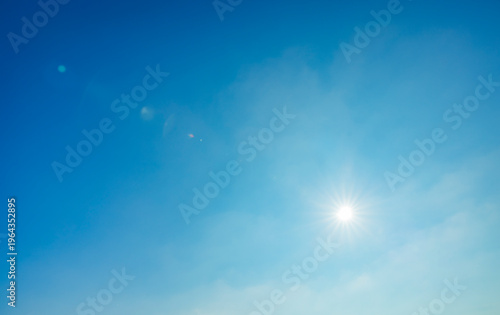 Sonnenstrahlen in einem blauen Himmel