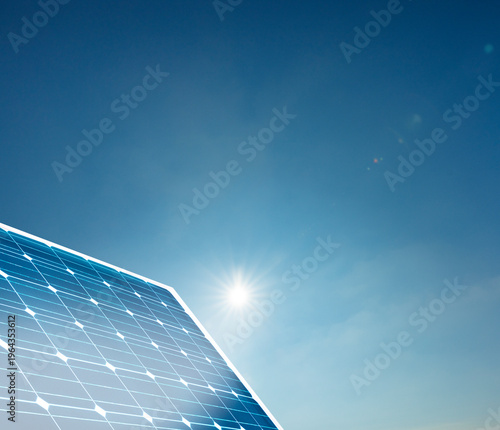 Solarmodul vor einem blauen Himmel mit Sonnenlicht