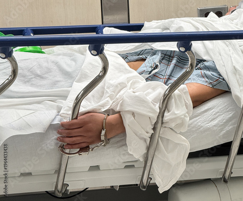 Φωτογραφία hospital patient handcuffed