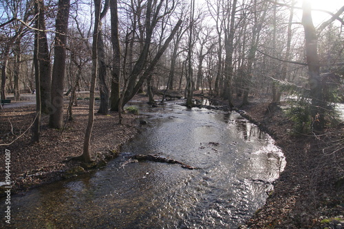 1964440087 Flusslandschaft linksbiegung im Winter Nebel