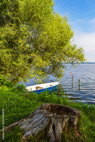 Photos Boot und Baumstumpf am Schaalsee nahe der Stadt Zarrentin