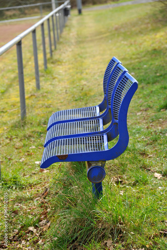 Blaue Bänke aus Metall