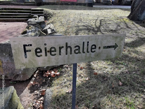 Schild Feierhalle am Friedhof