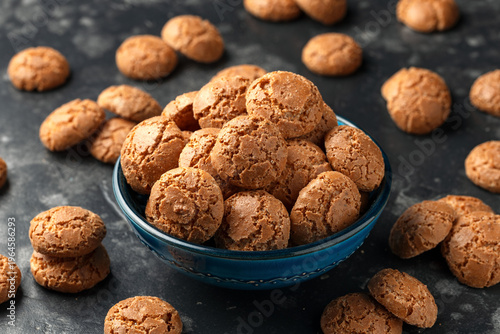 Foto Amaretti biscuits, a traditional Italian sweet and crunchy almond cookies