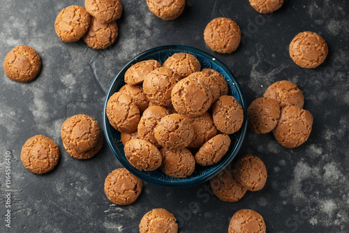Foto Amaretti biscuits, a traditional Italian sweet and crunchy almond cookies