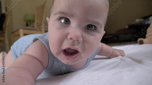 Bébé joufflu souriant gazouille 