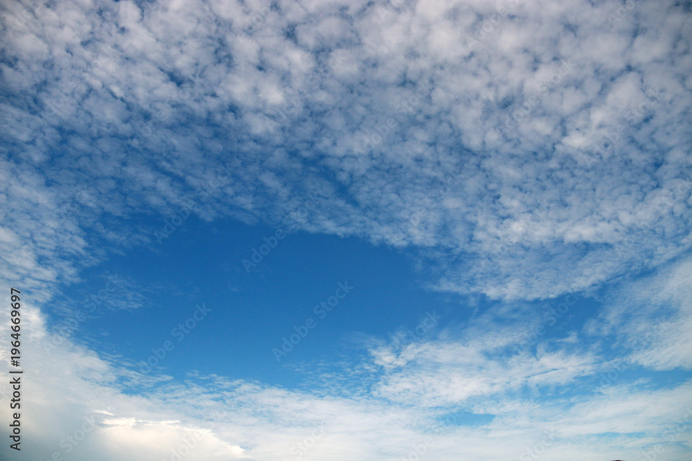 Fototapeta premium Sky with soft cloud. Sunlight with cloudy sky with clear sky.