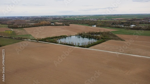 Fotografie Photo prise au drone paysage champs lac
