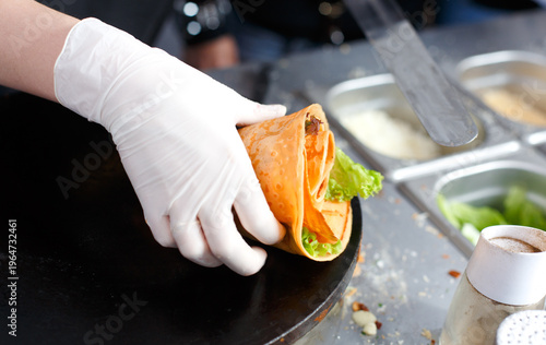 Fotografía Making vegetable crepe, roll with tomatoes and lettuce