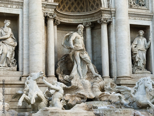 Valokuva Close-up of Neptune statue with horses and allegorical figures at Trevi Fountain