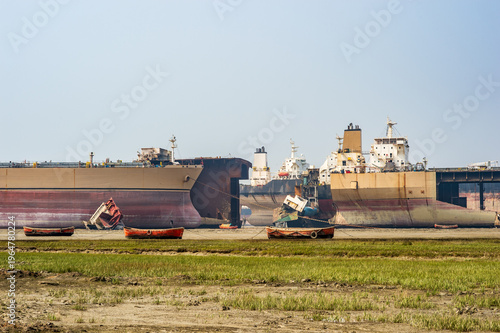 Quadro su tela Massive cargo ships being dismantled at Chittagong ship breaking yard