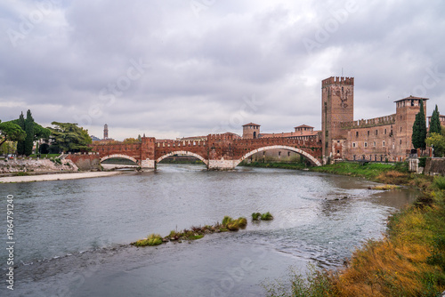 Fotografía Castelvecchio Bridge and Adige River in autumn, Verona, Italy.