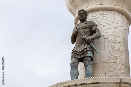 Foto Majestic bronze statue of philip ii of macedon in skopje, featuring the king with a raised sword against a clear blue sky, capturing ancient greek legacy