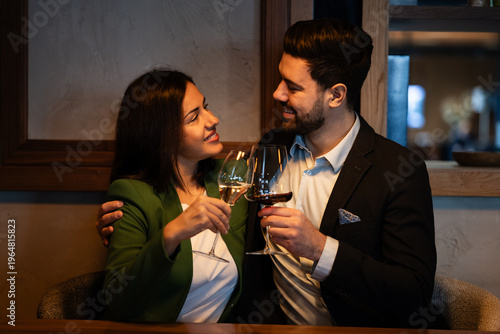 Quadro su tela Couple celebrating anniversary with wine in a restaurant