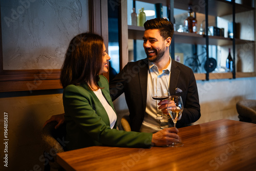 Cuadro en lienzo Happy couple enjoying romantic dinner drinking wine