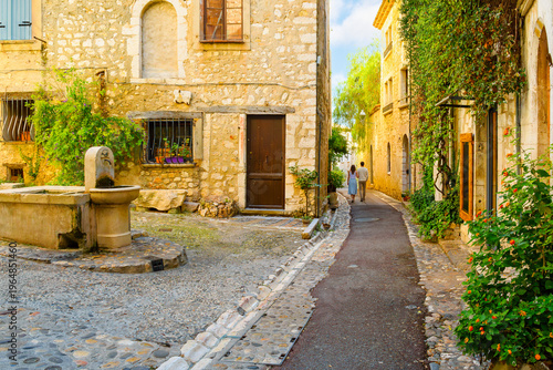 Obraz na plátne A small cobblestone square with a traditional water fountain in the preserved medieval hilltop village of Saint-Paul-de-Vence, located in the Provence-Alpes-Côte d'Azur region of southeastern France