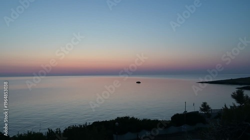 isola di sfinale all'alba in mezzo al mare